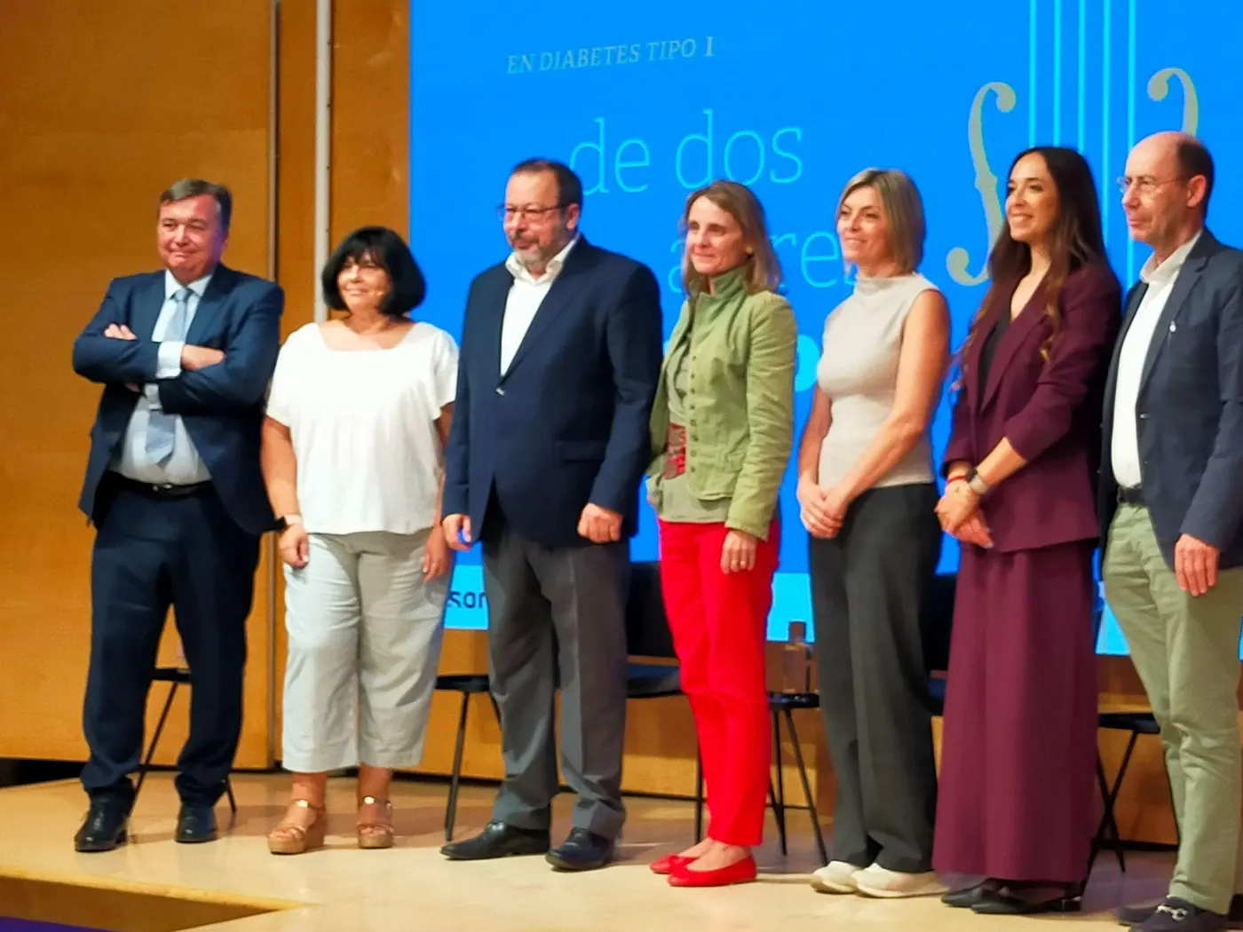 Participantes del encuentro de pie en el escenario al terminar
