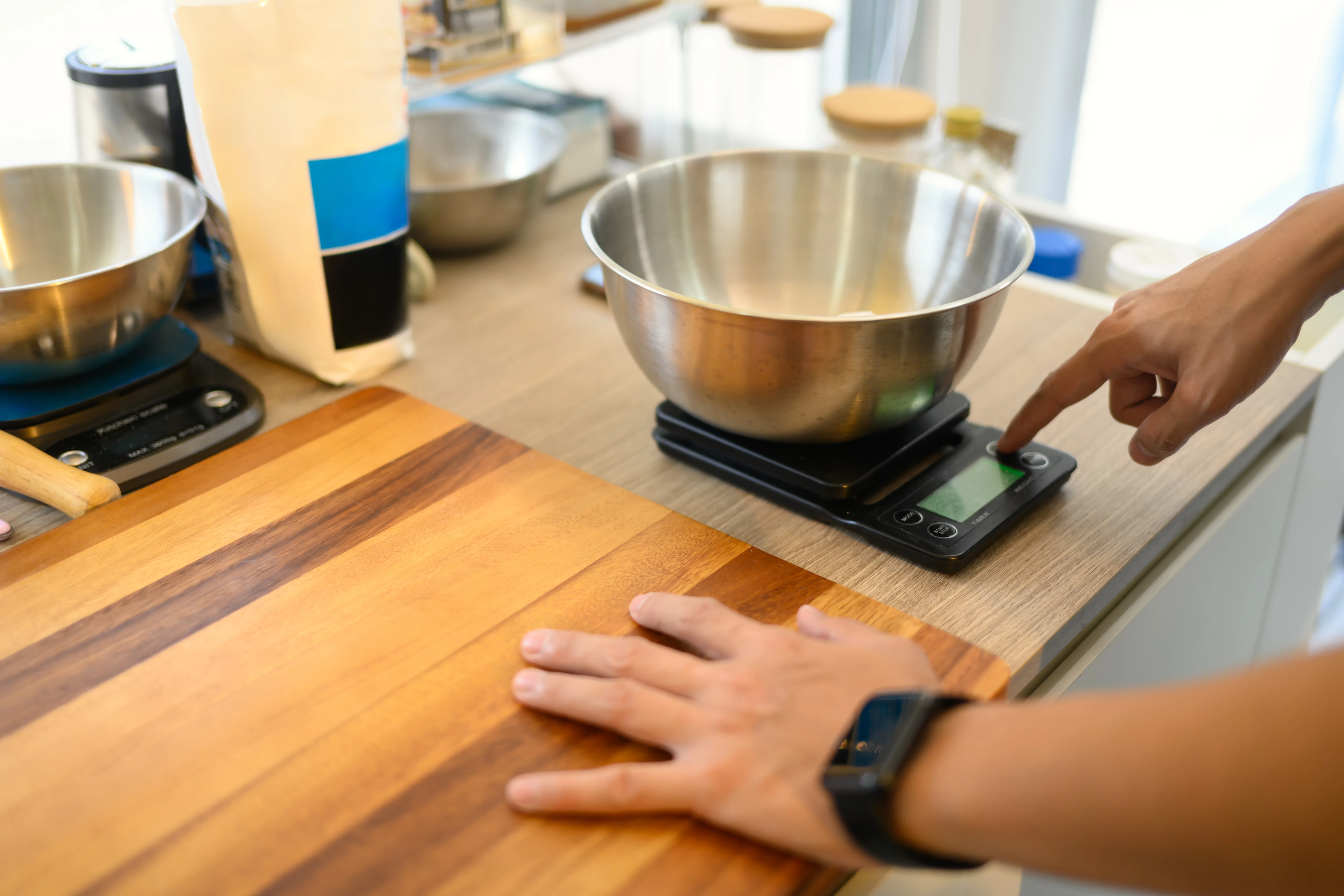Persona pesando comida en una báscula de cocina