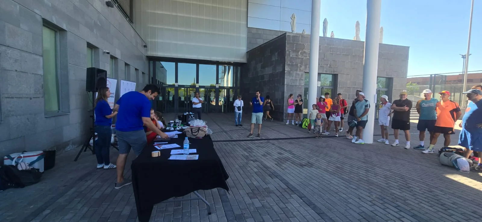Parejas haciendo cola para el registro en la entrada del polideportivo